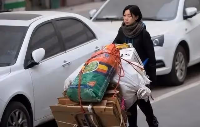 回顧:94年拾荒老人收養一獨臂女棄嬰,撿廢品供她上學後來怎樣了