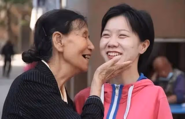回顧:94年拾荒老人收養一獨臂女棄嬰,撿廢品供她上學後來怎樣了