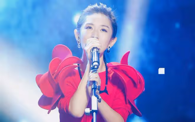 謝娜淚灑女兒畢業禮，母愛泛濫感動眾人，深情瞬間展現溫暖家庭觀