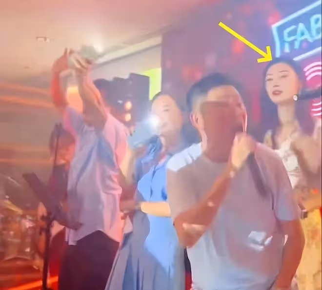 54歲李嘉欣與富婆同場慶生!顏值不輸佘詩曼,坐老公懷裡太甜蜜