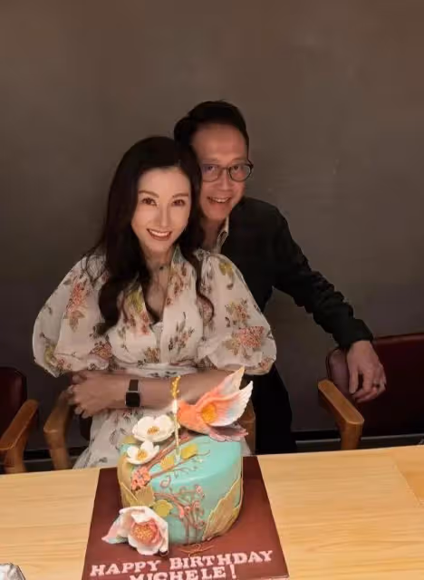 54歲李嘉欣與富婆同場慶生!顏值不輸佘詩曼,坐老公懷裡太甜蜜