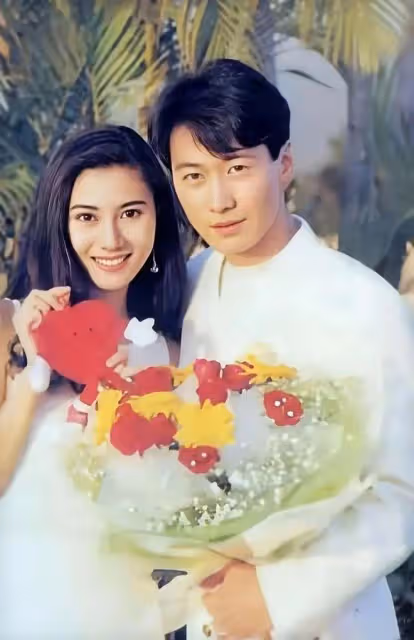 54歲李嘉欣與富婆同場慶生!顏值不輸佘詩曼,坐老公懷裡太甜蜜