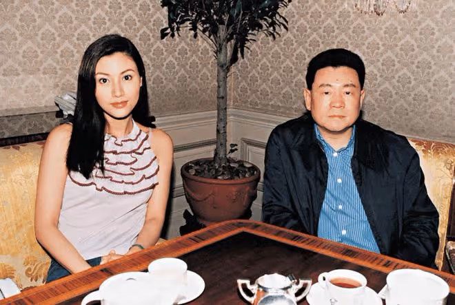 54歲李嘉欣與富婆同場慶生!顏值不輸佘詩曼,坐老公懷裡太甜蜜