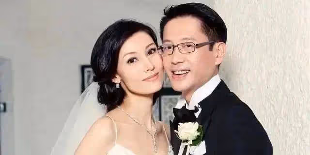 54歲李嘉欣與富婆同場慶生!顏值不輸佘詩曼,坐老公懷裡太甜蜜