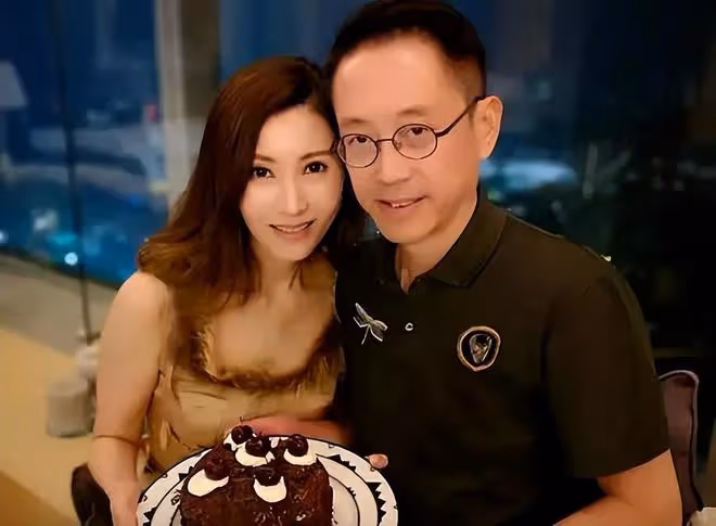 54歲李嘉欣與富婆同場慶生!顏值不輸佘詩曼,坐老公懷裡太甜蜜