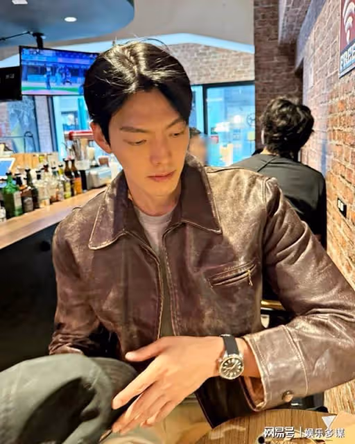 金宇彬申敏兒親密逛街被拍!獨自在男友區等女友,模樣流出網爆笑