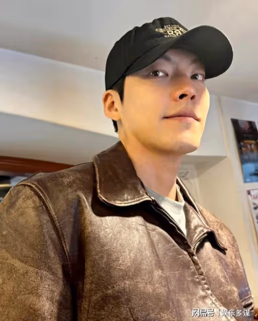 金宇彬申敏兒親密逛街被拍!獨自在男友區等女友,模樣流出網爆笑