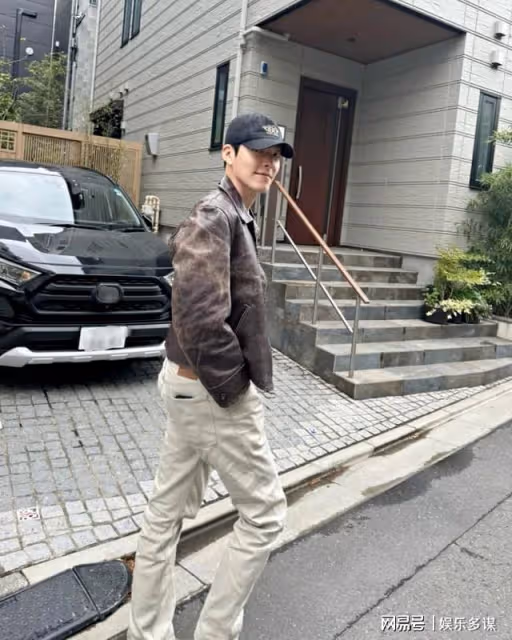 金宇彬申敏兒親密逛街被拍!獨自在男友區等女友,模樣流出網爆笑