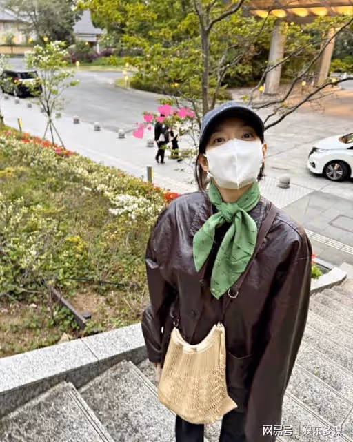 金宇彬申敏兒親密逛街被拍！獨自在男友區等女友，模樣流出網爆笑