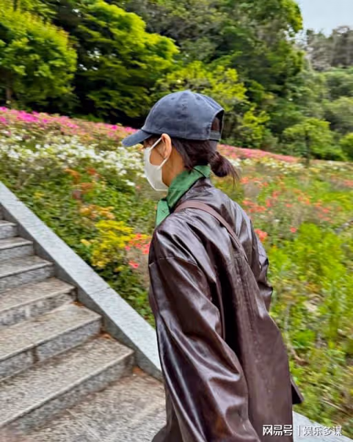 金宇彬申敏兒親密逛街被拍！獨自在男友區等女友，模樣流出網爆笑