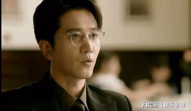 方協文離婚被踢出公司,整日酗酒家暴方母,抱著結婚照以淚洗面