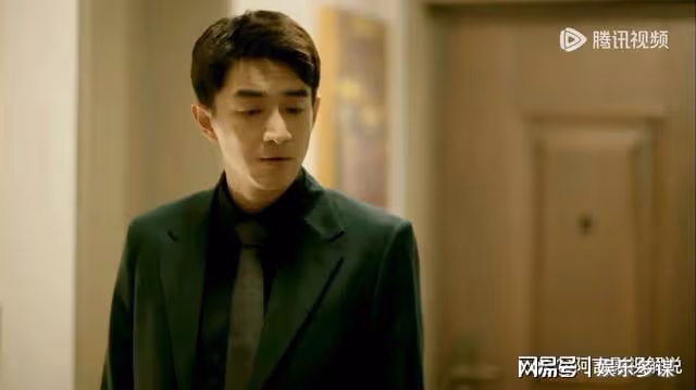 方協文離婚被踢出公司,整日酗酒家暴方母,抱著結婚照以淚洗面
