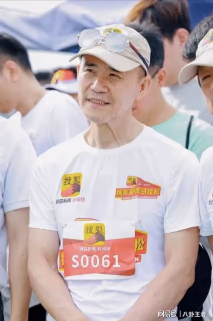 同樣是老夫少妻!52歲汪峰和72歲王石一起跑馬拉松,狀態相差太大