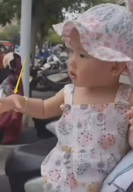 王思聰女兒疑似蝴蝶手,一歲多還不會說話,黃一鳴回應惹發爭議!