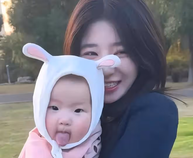 王思聰女兒疑似蝴蝶手,一歲多還不會說話,黃一鳴回應惹發爭議!
