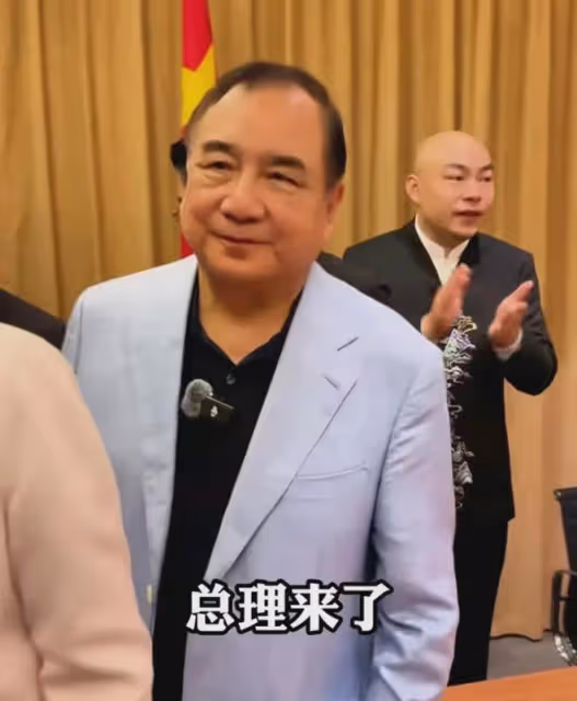 趙本山徒弟程野引爭議!親自接待芬蘭女總理,贈送書法言辭不俗!