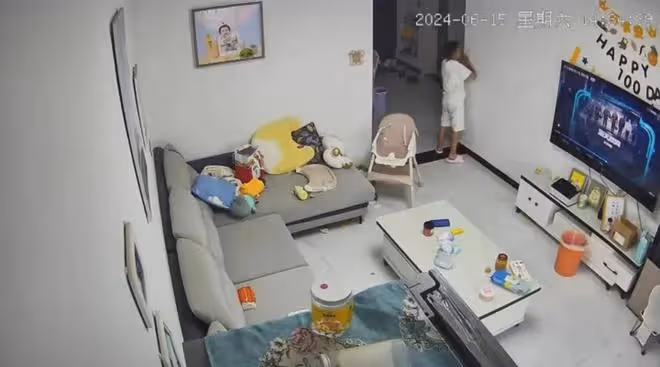 夫妻吵架小叔子門外偷看,下秒端水進門表愛意:他不愛你,我愛你