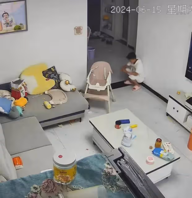 夫妻吵架小叔子門外偷看,下秒端水進門表愛意:他不愛你,我愛你