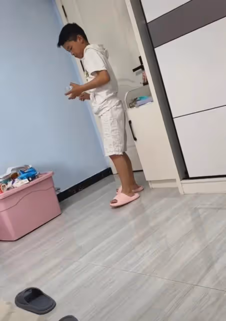夫妻吵架小叔子門外偷看,下秒端水進門表愛意:他不愛你,我愛你