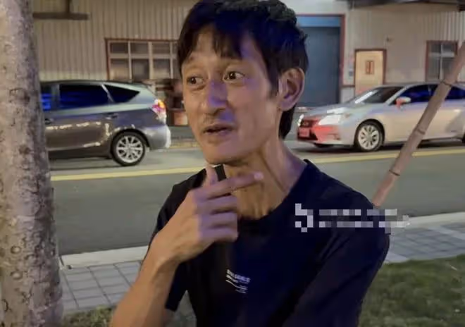 46歲台灣男星跪求工作,母親自殺不認屍,網友勸他來大陸找出路