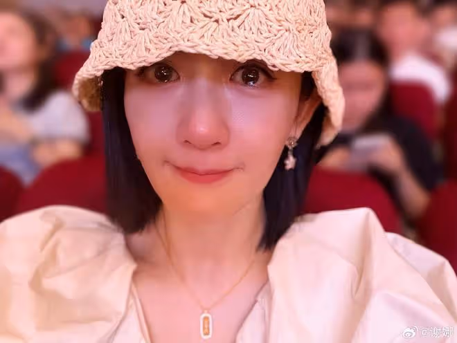 張傑謝娜見證雙胞胎女兒幼兒園畢業,夫妻台下比心,娜姐哭成淚人