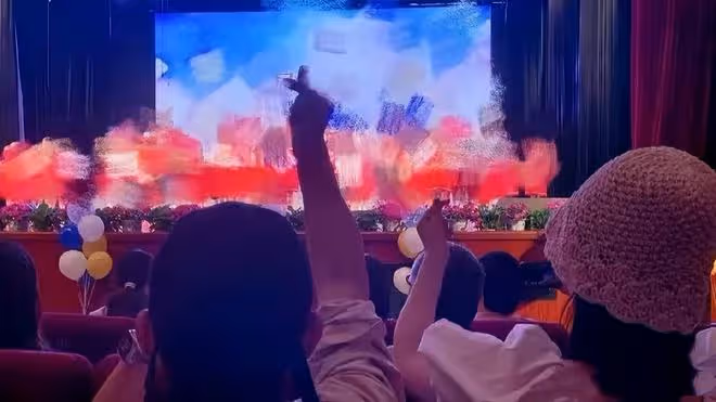 張傑謝娜見證雙胞胎女兒幼兒園畢業,夫妻台下比心,娜姐哭成淚人