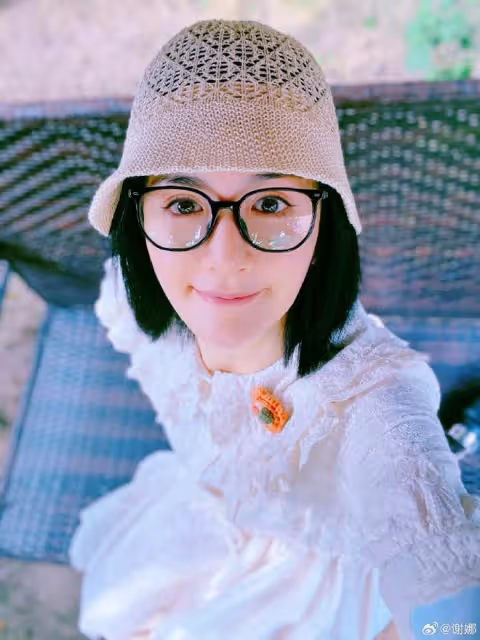 張傑謝娜見證雙胞胎女兒幼兒園畢業,夫妻台下比心,娜姐哭成淚人