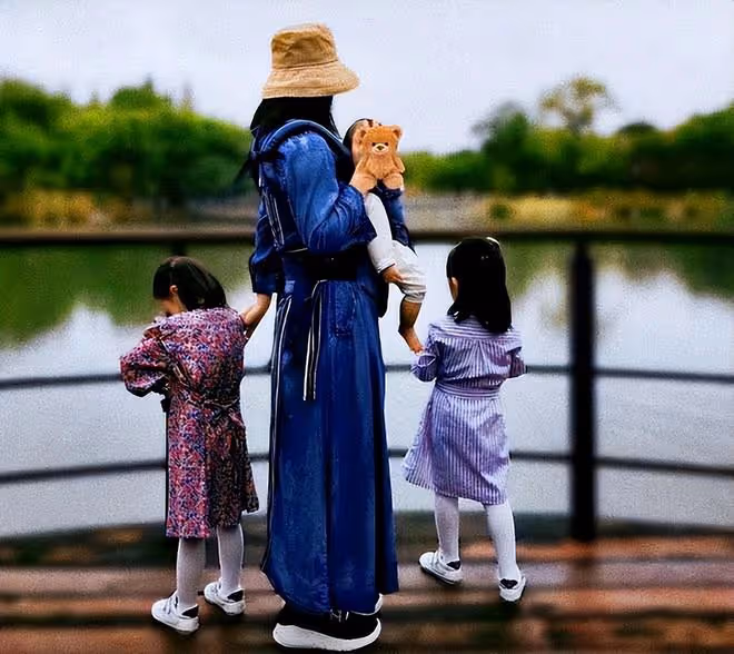 張傑謝娜見證雙胞胎女兒幼兒園畢業,夫妻台下比心,娜姐哭成淚人