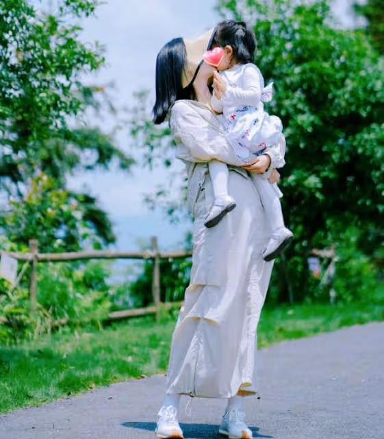 張傑謝娜見證雙胞胎女兒幼兒園畢業,夫妻台下比心,娜姐哭成淚人
