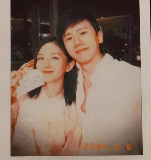 張傑謝娜見證雙胞胎女兒幼兒園畢業,夫妻台下比心,娜姐哭成淚人