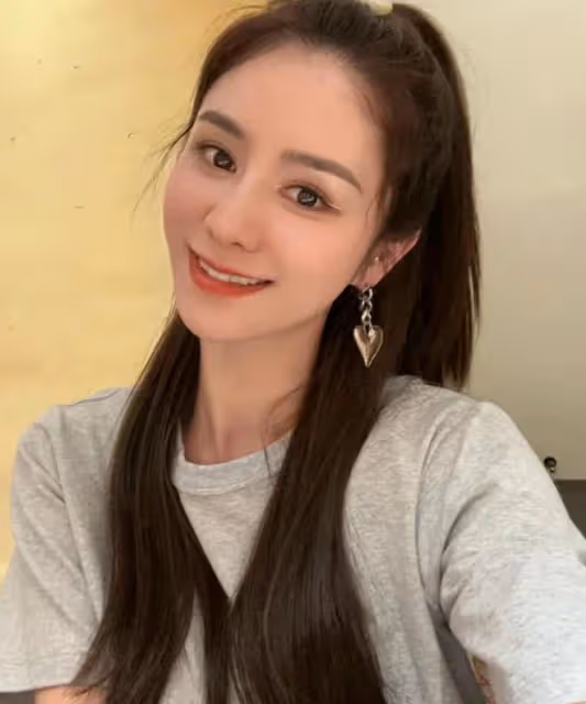 張馨月扎半馬尾化女團妝，白色眼線超個性，被林峯直男評價像眼屎