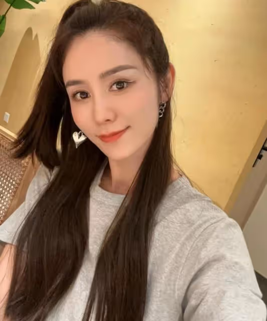 張馨月扎半馬尾化女團妝，白色眼線超個性，被林峯直男評價像眼屎