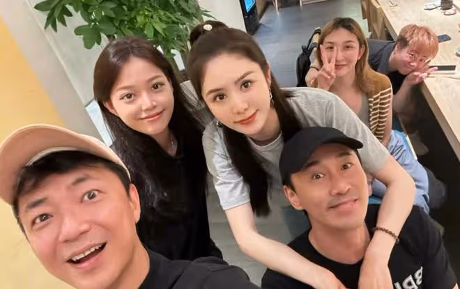 張馨月扎半馬尾化女團妝,白色眼線超個性,被林峯直男評價像眼屎