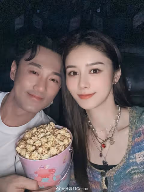 張馨月扎半馬尾化女團妝,白色眼線超個性,被林峯直男評價像眼屎