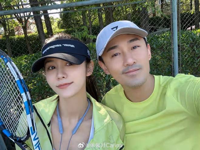 張馨月扎半馬尾化女團妝,白色眼線超個性,被林峯直男評價像眼屎