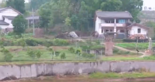 村民發現十噸重國寶,多次上交遭專家拒絕,3年後卻成鎮館之寶
