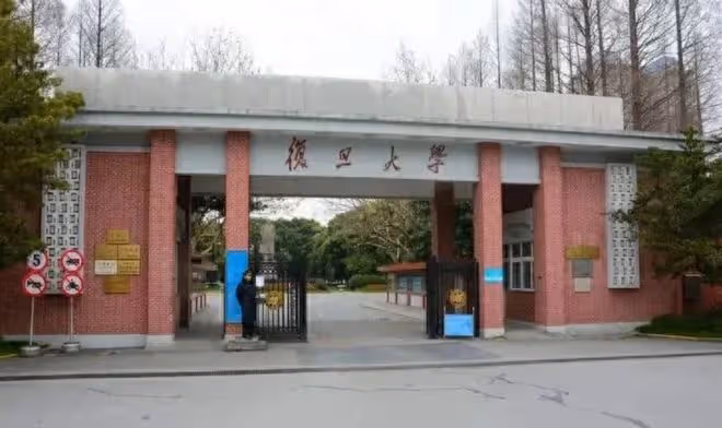 法學院學生在畢業典禮上揮拳暴打老師,復旦大學回應,評論區炸鍋