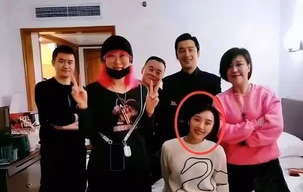 胡歌老婆客串《繁花》引熱議，長相慘遭網友吐槽，她是如何拿下頂級男明星的？