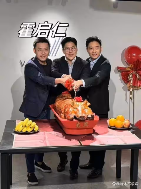 霍啟仁敬酒畫面曝光,紅酒一飲而盡很豪邁,女賓客眼神愛慕!