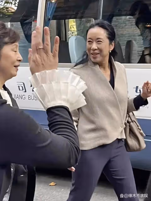 霍啟仁敬酒畫面曝光,紅酒一飲而盡很豪邁,女賓客眼神愛慕!