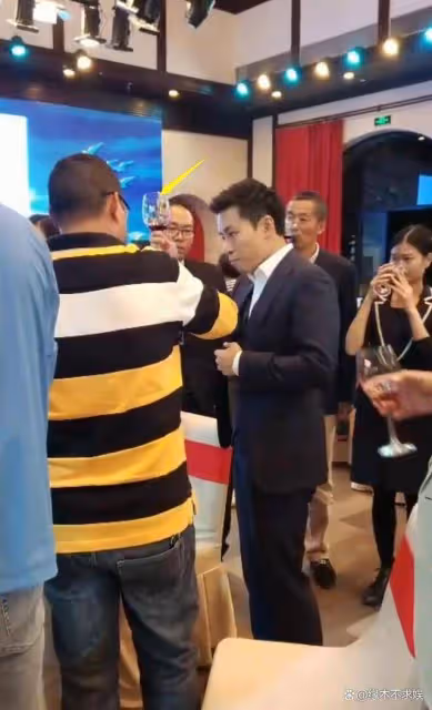 霍啟仁敬酒畫面曝光,紅酒一飲而盡很豪邁,女賓客眼神愛慕!