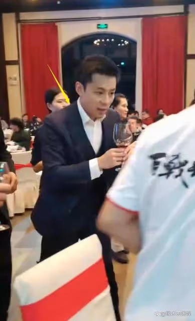 霍啟仁敬酒畫面曝光,紅酒一飲而盡很豪邁,女賓客眼神愛慕!