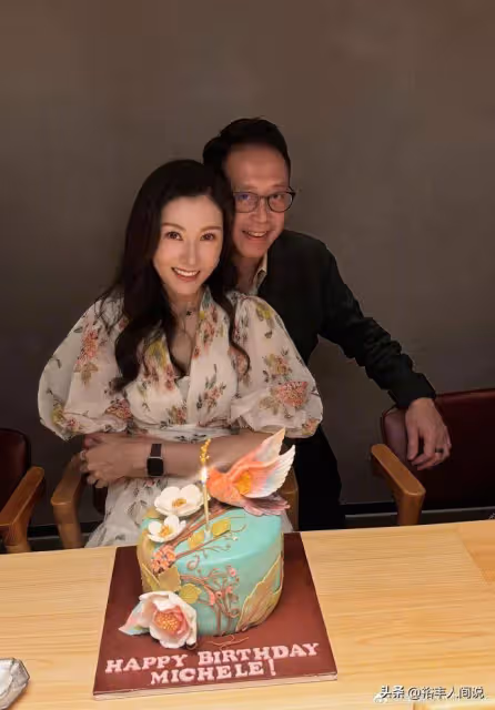 54歲李嘉欣生日好拘謹！同框老公前妻伴侶俞琤，現場狂嗨無交流