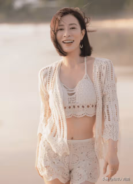 54歲李嘉欣生日好拘謹！同框老公前妻伴侶俞琤，現場狂嗨無交流