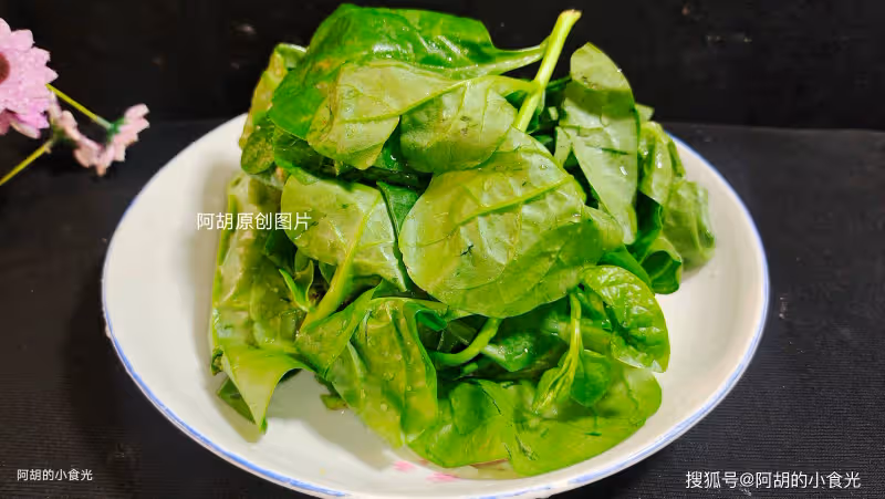 夏天這菜使勁吃,全身是寶!一燙一煮就一碗,清腸大好處、滿口盡鮮嫩