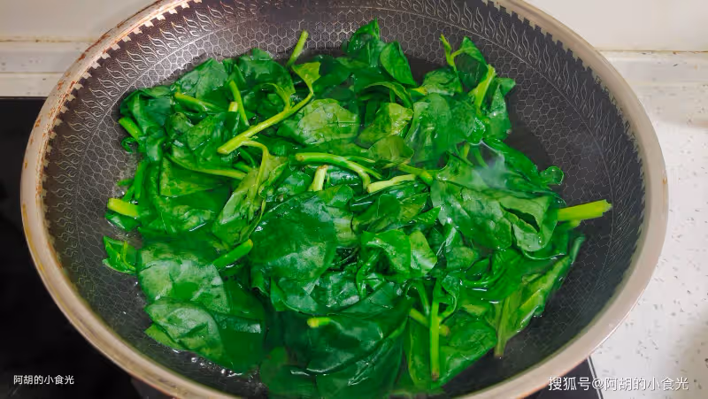 夏天這菜使勁吃,全身是寶!一燙一煮就一碗,清腸大好處、滿口盡鮮嫩