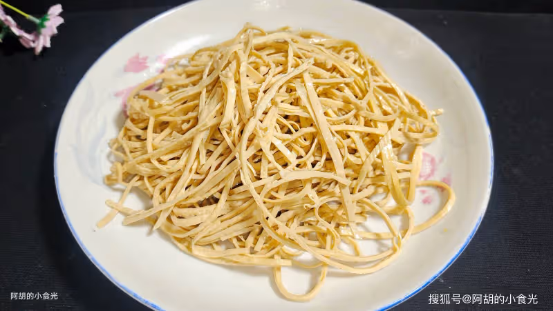 夏天這菜使勁吃，全身是寶！一燙一煮就一碗，清腸大好處、滿口盡鮮嫩