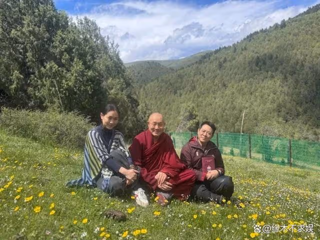 李連杰自稱上山閉關,卻現身西藏朝拜色拉寺,聊天喝茶好愜意!