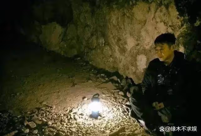 李連杰自稱上山閉關,卻現身西藏朝拜色拉寺,聊天喝茶好愜意!