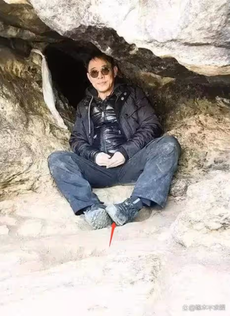 李連杰自稱上山閉關,卻現身西藏朝拜色拉寺,聊天喝茶好愜意!
